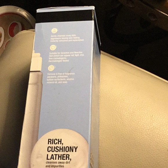 Neutrogena gentle foaming facial cleanser ~ sealed box ~ sensitive skin - Picture 2 of 4